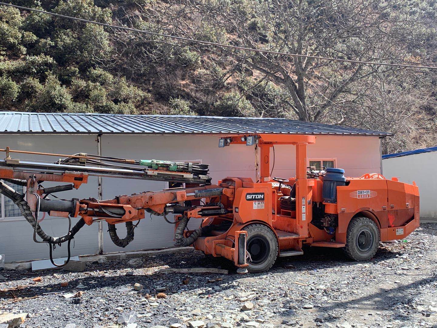 獨(dú)臂臺(tái)車（鑿巖機(jī)）
